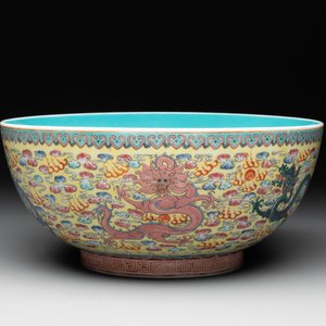 A Chinese famille rose turquoise-and-yellow-ground 'dragon' bowl on wooden stand, Qianlong mark, Republic — foto 2