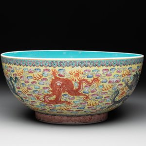 A Chinese famille rose turquoise-and-yellow-ground 'dragon' bowl on wooden stand, Qianlong mark, Republic — foto 4