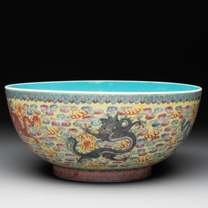 A Chinese famille rose turquoise-and-yellow-ground 'dragon' bowl on wooden stand, Qianlong mark, Republic — foto 5