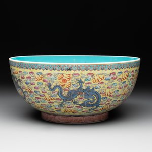 A Chinese famille rose turquoise-and-yellow-ground 'dragon' bowl on wooden stand, Qianlong mark, Republic — foto 6