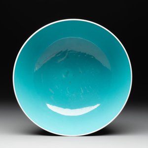 A Chinese famille rose turquoise-and-yellow-ground 'dragon' bowl on wooden stand, Qianlong mark, Republic — foto 7