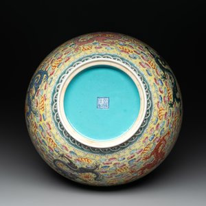 A Chinese famille rose turquoise-and-yellow-ground 'dragon' bowl on wooden stand, Qianlong mark, Republic — foto 8