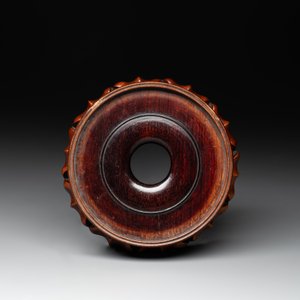 A Chinese famille rose turquoise-and-yellow-ground 'dragon' bowl on wooden stand, Qianlong mark, Republic — foto 9