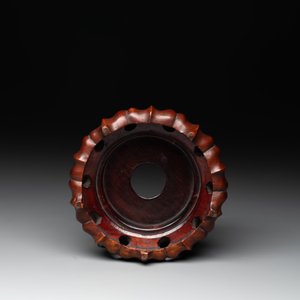 A Chinese famille rose turquoise-and-yellow-ground 'dragon' bowl on wooden stand, Qianlong mark, Republic — foto 10