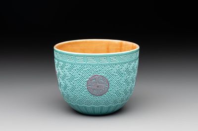 A Chinese famille rose turquoise-glazed and 'faux-bois' cup, 20th C.
