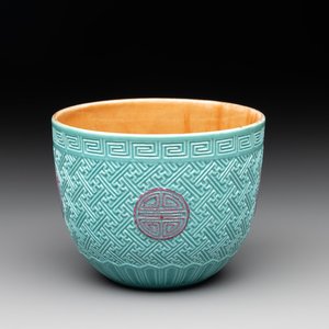 A Chinese famille rose turquoise-glazed and 'faux-bois' cup, 20th C. — photo 1