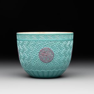 A Chinese famille rose turquoise-glazed and 'faux-bois' cup, 20th C. — photo 4