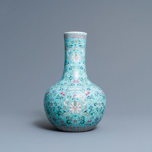 A Chinese famille rose turquoise-ground bottle vase, Qianlong mark, 19th C. — photo 3