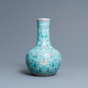 A Chinese famille rose turquoise-ground bottle vase, Qianlong mark, 19th C. — photo 4