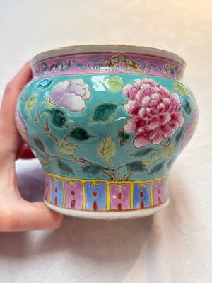 A Chinese famille rose turquoise-ground bowl for the Straits or Peranakan market, 19th C. — photo 2