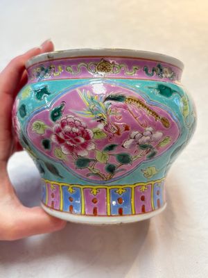 A Chinese famille rose turquoise-ground bowl for the Straits or Peranakan market, 19th C. — photo 3
