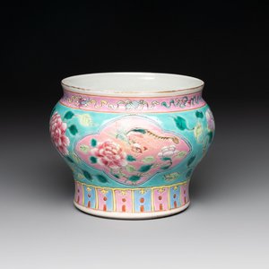 A Chinese famille rose turquoise-ground bowl for the Straits or Peranakan market, 19th C. — photo 1