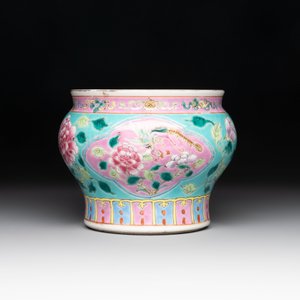 A Chinese famille rose turquoise-ground bowl for the Straits or Peranakan market, 19th C. — photo 2