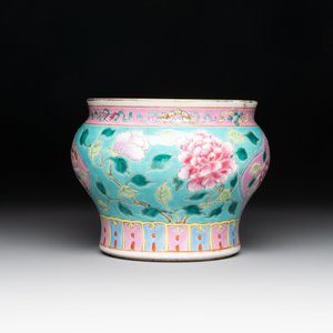 A Chinese famille rose turquoise-ground bowl for the Straits or Peranakan market, 19th C. — photo 3