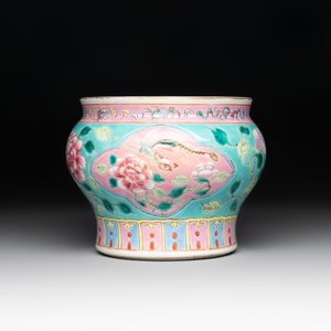 A Chinese famille rose turquoise-ground bowl for the Straits or Peranakan market, 19th C. — photo 4