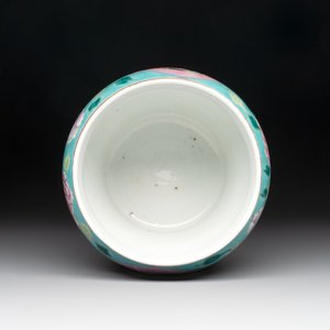 A Chinese famille rose turquoise-ground bowl for the Straits or Peranakan market, 19th C. — photo 6
