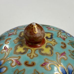 A Chinese famille rose turquoise-ground censer and cover, Republic — 照片 9