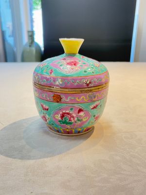 A Chinese famille rose turquoise-ground 'chupu' bowl and cover for the Straits or Peranakan market, 19th C. — foto 1
