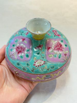 A Chinese famille rose turquoise-ground 'chupu' bowl and cover for the Straits or Peranakan market, 19th C. — foto 11