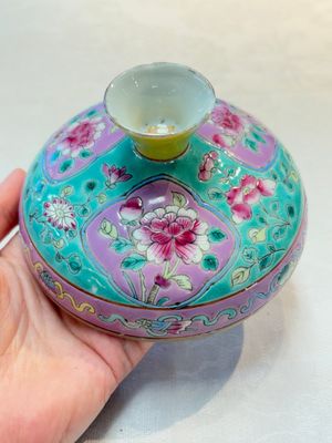 A Chinese famille rose turquoise-ground 'chupu' bowl and cover for the Straits or Peranakan market, 19th C. — foto 12