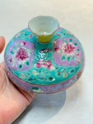 A Chinese famille rose turquoise-ground 'chupu' bowl and cover for the Straits or Peranakan market, 19th C. — foto 13