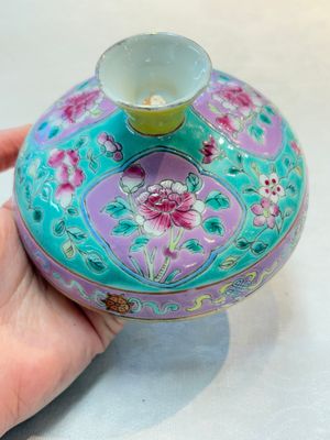 A Chinese famille rose turquoise-ground 'chupu' bowl and cover for the Straits or Peranakan market, 19th C. — foto 14
