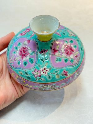 A Chinese famille rose turquoise-ground 'chupu' bowl and cover for the Straits or Peranakan market, 19th C. — foto 15