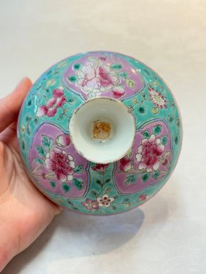 A Chinese famille rose turquoise-ground 'chupu' bowl and cover for the Straits or Peranakan market, 19th C. — foto 16