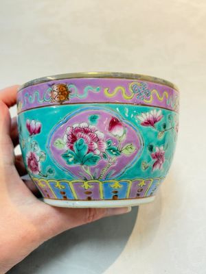 A Chinese famille rose turquoise-ground 'chupu' bowl and cover for the Straits or Peranakan market, 19th C. — foto 2