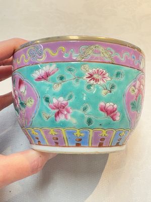A Chinese famille rose turquoise-ground 'chupu' bowl and cover for the Straits or Peranakan market, 19th C. — foto 3