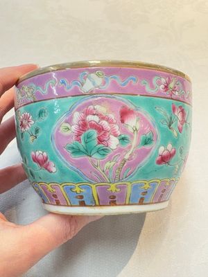 A Chinese famille rose turquoise-ground 'chupu' bowl and cover for the Straits or Peranakan market, 19th C. — foto 4