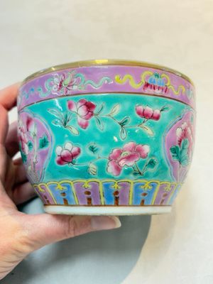 A Chinese famille rose turquoise-ground 'chupu' bowl and cover for the Straits or Peranakan market, 19th C. — foto 5
