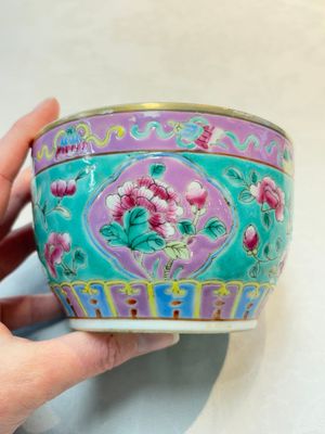 A Chinese famille rose turquoise-ground 'chupu' bowl and cover for the Straits or Peranakan market, 19th C. — foto 6