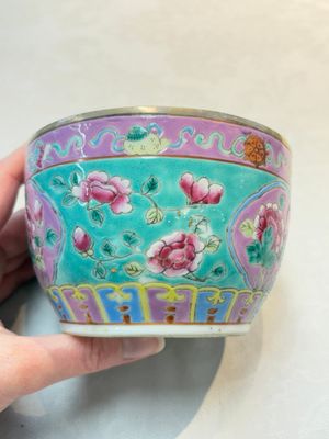 A Chinese famille rose turquoise-ground 'chupu' bowl and cover for the Straits or Peranakan market, 19th C. — foto 7