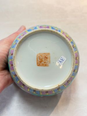 A Chinese famille rose turquoise-ground 'chupu' bowl and cover for the Straits or Peranakan market, 19th C. — foto 9