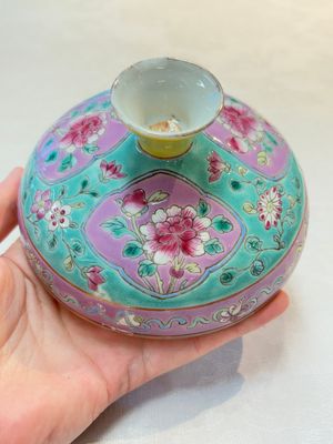 A Chinese famille rose turquoise-ground 'chupu' bowl and cover for the Straits or Peranakan market, 19th C. — foto 10