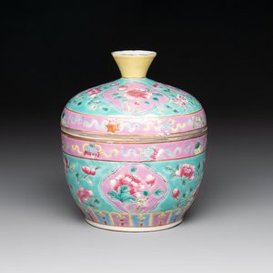 A Chinese famille rose turquoise-ground 'chupu' bowl and cover for the Straits or Peranakan market, 19th C. — foto 1