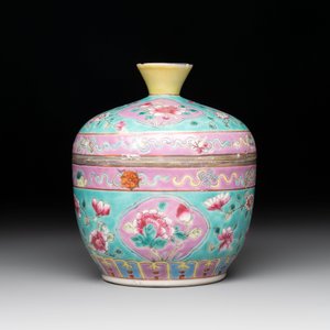 A Chinese famille rose turquoise-ground 'chupu' bowl and cover for the Straits or Peranakan market, 19th C. — foto 2