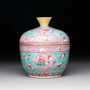 A Chinese famille rose turquoise-ground 'chupu' bowl and cover for the Straits or Peranakan market, 19th C. — foto 3