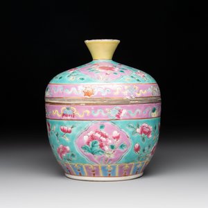 A Chinese famille rose turquoise-ground 'chupu' bowl and cover for the Straits or Peranakan market, 19th C. — foto 4