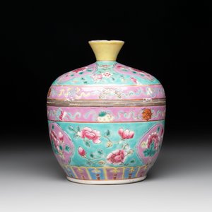 A Chinese famille rose turquoise-ground 'chupu' bowl and cover for the Straits or Peranakan market, 19th C. — foto 5