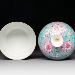 A Chinese famille rose turquoise-ground 'chupu' bowl and cover for the Straits or Peranakan market, 19th C. — foto 6