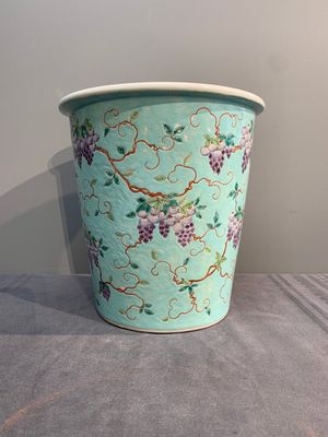 A Chinese famille rose turquoise-ground Da Ya Zhai-style jardinière, 19th C. — photo 2