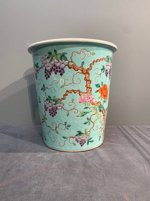 A Chinese famille rose turquoise-ground Da Ya Zhai-style jardinière, 19th C. — photo 3