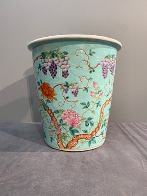 A Chinese famille rose turquoise-ground Da Ya Zhai-style jardinière, 19th C. — photo 4