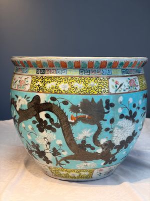 A Chinese famille rose turquoise-ground Dayazhai-style 'Dragons' fish bowl or jardinière, 19th C. — foto 1