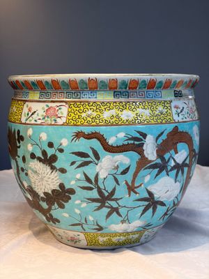 A Chinese famille rose turquoise-ground Dayazhai-style 'Dragons' fish bowl or jardinière, 19th C. — foto 2