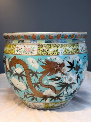 A Chinese famille rose turquoise-ground Dayazhai-style 'Dragons' fish bowl or jardinière, 19th C. — foto 3