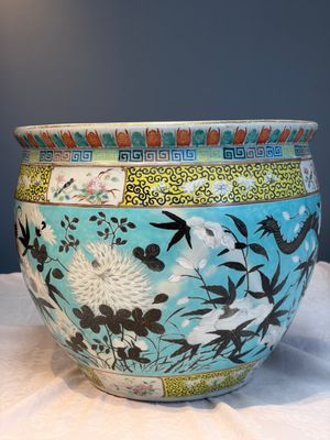 A Chinese famille rose turquoise-ground Dayazhai-style 'Dragons' fish bowl or jardinière, 19th C. — foto 4