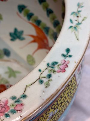 A Chinese famille rose turquoise-ground Dayazhai-style 'Dragons' fish bowl or jardinière, 19th C. — foto 6
